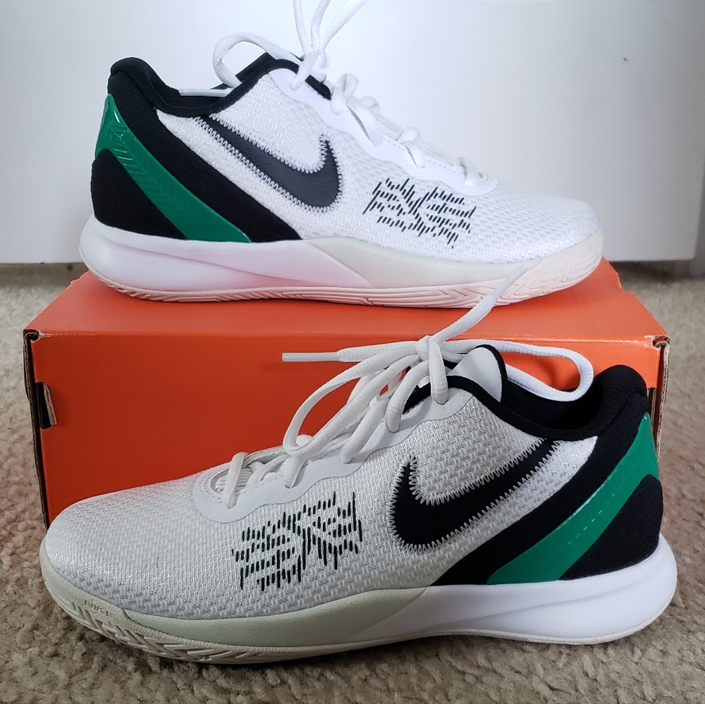 Nike Kyrie Flytrap 2 White Basketball Sneaker Size 3Y